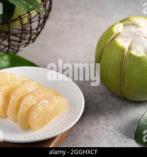 Frischer Pomelo auf grauem Zement-Hintergrund für Mid-Autumn Festival Fruit. Stockfoto
