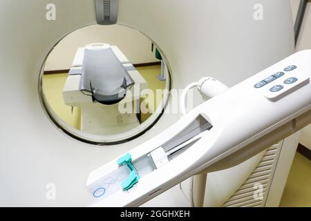 Ein Computertomographiescanner (CT) und ein Kontrastmittelinjektor in der Radiologieabteilung Stockfoto