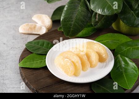 Frischer Pomelo auf grauem Zement-Hintergrund für Mid-Autumn Festival Fruit. Stockfoto