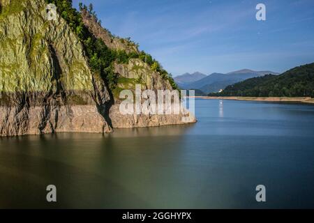 Vidraru See mit hohen Markierungen auf dem felsigen Hügel. Arges County, Rumänien. Stockfoto