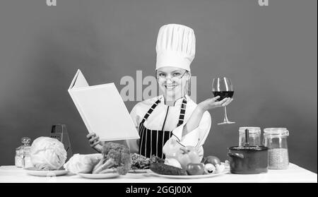 Genuss des Essens. Chefin auf der Suche nach Rezepten. Kulinarische Anweisungen im Internet. Restaurant-Menü-Design. Meisterkurs für kulinarische Kunst Kochen Stockfoto