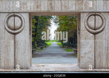 Die Hauptgasse des Denkmalkomplexes Brâncuși in TG. Jiu. Stockfoto