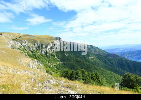 Gefährliche Bergstraße auf Vlasic, Bosnien und Herzegowina Stockfoto