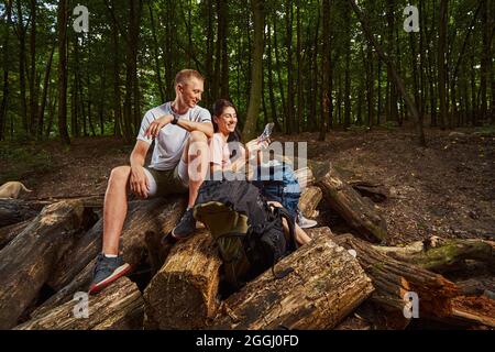 Jolly paar bereitet sich auf Snacks im Wald vor Stockfoto