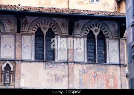 Trefoil Bogenfenster der Loggia del Bigallo in Florenz, Italien. Stockfoto