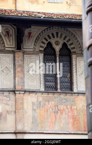 Loggia del Bigallo Fresken und gestreifte Bogenfenster in Florenz, Italien. Stockfoto