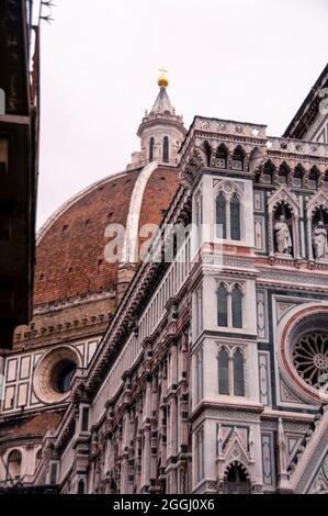 Gotische Kathedrale von Florenz mit Rosenfenstern, Nischen und der größten Backsteinkuppel der Welt, Italien. Stockfoto