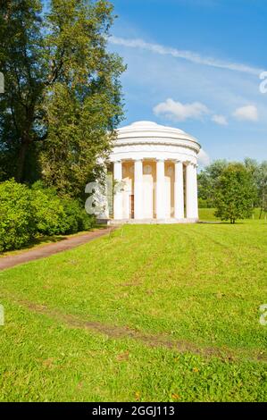 Pavlovsk, St. Petersburg, Russland - 21. September 2017. Der Tempel der Freundschaft in Pawlowsk Park in der Nähe von Saint Petersburg, Russland. Herbst anzeigen Stockfoto