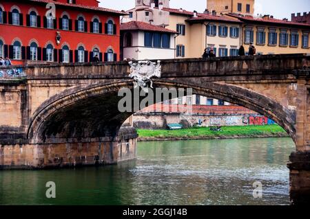 Elliptischer Steinbogen und Marmorfries der Brücke Ponte Santa Trinita über den Arno in Florenz, Italien. Stockfoto