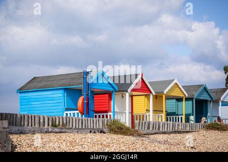 Bunte Strandhütten am Calshot Beach, Calshot, Hampshire, England, Großbritannien Stockfoto