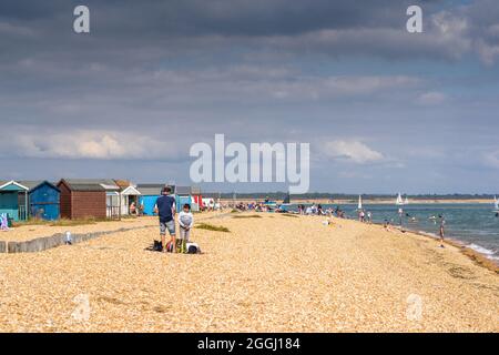 Menschen an einem geschäftigen Tag am Calshot Beach im Sommer, Calshot, Hampshire, England, Großbritannien Stockfoto