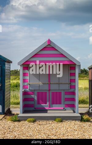 Farbenfrohe, rosa Strandhütte am Calshot Strand im Sommer in Southampton, England, Großbritannien Stockfoto