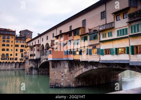 Mittelalterliche Brücke Ponte Vecchio aus bogenförmigem Stein über den Arno in Florenz, Italien. Stockfoto