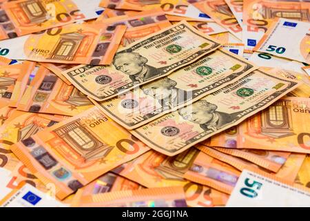 Textur von Geld aus Dollar und Euro, zehn Dollar und fünfzig Euro. Neu Stockfoto
