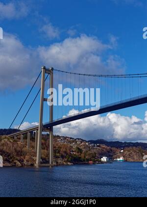 Der Nordturm der Askoy Suspension Bridge in der Nähe von Bergen, der den Fjord überquert und den Verkehr zwischen den Küsteninseln ermöglicht. Stockfoto