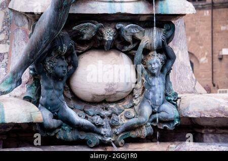 Bronze-Cherubs am Renaissance-Neptun-Brunnen in Florenz, Italien. Stockfoto