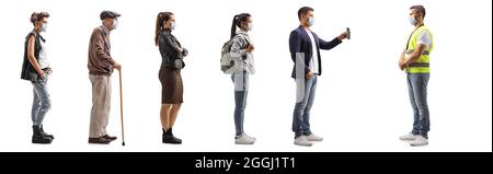 In voller Länge Profilaufnahme von Menschen in der Schlange, die einem Sicherheitsbeamten auf weißem Hintergrund isolierten Impfpass zeigen Stockfoto