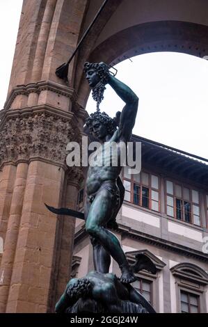 Perseus hält den Kopf der Medusa, Cellini-Skulptur in Florenz, Italien. Stockfoto