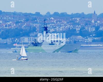 Sheerness, Kent, Großbritannien. September 2021. HMS Severn sah heute Nachmittag die Abfahrt der Themse aus Sheerness, Kent, nachdem sie in London wieder aufgenommen und nach ihrer Pensionierung im Jahr 2017 „von den Toten zurückgekauft“ worden war. Das Schiff wurde auch im Tarnmuster „Blendarm“ lackiert, das erste Marineschiff, das seit 1945 auf diese Weise gemalt wurde. Kredit: James Bell/Alamy Live Nachrichten Stockfoto