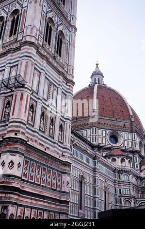 Brunelleschis Dom und Giottos Campanile, Kathedrale von Florenz in Florenz, Italien. Stockfoto