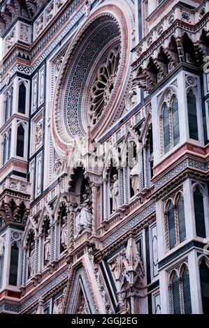 Kathedrale von Florenz auf der Piazza del Duomo Rosenfenster, Nischen und Ecken in Florenz, Italien. Stockfoto