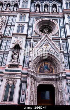 Kathedrale von Florenz, Rosenfenster und Mosaik in Florenz, Italien. Stockfoto