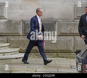 Der Außenminister Dominic Raab verlässt das Auswärtige Amt in Westminster, London, bevor er sich den Fragen der Abgeordneten über den Umgang der Regierung mit der Afghanistan-Krise gegenübersieht. Bilddatum: Mittwoch, 1. September 2021. Stockfoto