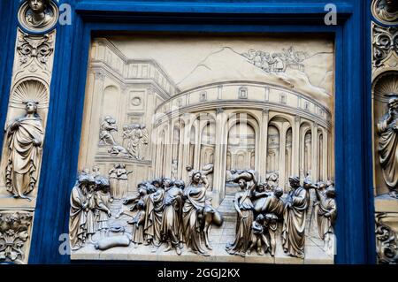 Die Tore des Paradieses Bronze niedrige Relief Türverkleidungen in Florenz, Italien. Stockfoto