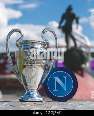 14. Juni 2021 Moskau, Russland. Das Emblem des napolischen Fußballvereins und des UEFA Champions League Cups vor dem Hintergrund der Otkrystie Arena st Stockfoto