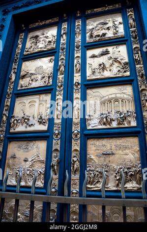 Bronzetüren mit niedrigem Relief von Szenen des alttestamentlichen Florentiner Baptistums in Florenz, Italien. Stockfoto