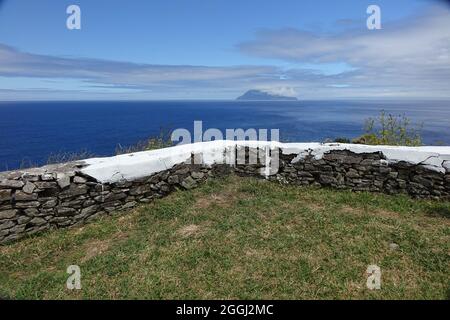 Panoramablick auf Corvo vom Farol do Albarnaz Leuchtturm, Nordküste, Flores, Azoren Stockfoto