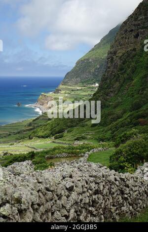 Malerische Küstenliste mit Klippen auf den Azoren Stockfoto