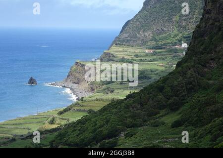 Malerische Küstenliste mit Klippen auf den Azoren Stockfoto