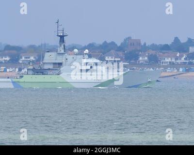 Sheerness, Kent, Großbritannien. September 2021. HMS Severn sah heute Nachmittag die Abfahrt der Themse aus Sheerness, Kent, nachdem sie in London wieder aufgenommen und nach ihrer Pensionierung im Jahr 2017 „von den Toten zurückgekauft“ worden war. Das Schiff wurde auch im Tarnmuster „Blendarm“ lackiert, das erste Marineschiff, das seit 1945 auf diese Weise gemalt wurde. Kredit: James Bell/Alamy Live Nachrichten Stockfoto