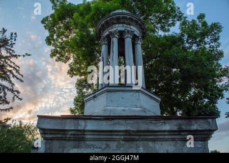 Säulendekoration Struktur in Bellu Public Cemetery, Bukarest Rumänien. Stockfoto