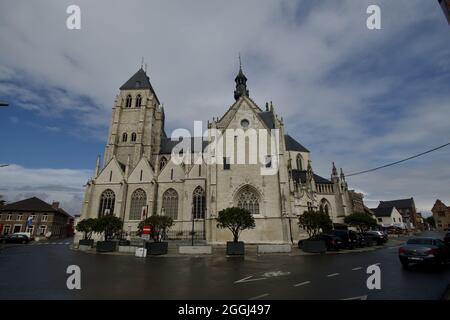 ZOUTLEEUW, BELGIEN - 16. Aug 2021: Gotische St. Leonard's Church. Das Gebäude in seinen ältesten Teilen zeigt Spuren des romanischen Baustils. Stockfoto