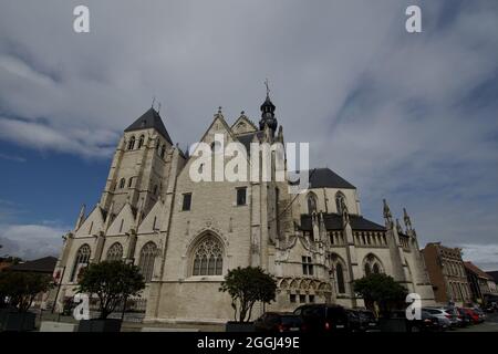 ZOUTLEEUW, BELGIEN - 16. Aug 2021: Gotische St. Leonard's Church. Das Gebäude in seinen ältesten Teilen zeigt Spuren des romanischen Baustils. Stockfoto