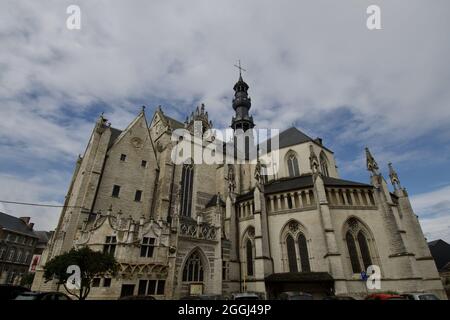 ZOUTLEEUW, BELGIEN - 16. Aug 2021: Gotische St. Leonard's Church. Das Gebäude in seinen ältesten Teilen zeigt Spuren des romanischen Baustils. Stockfoto