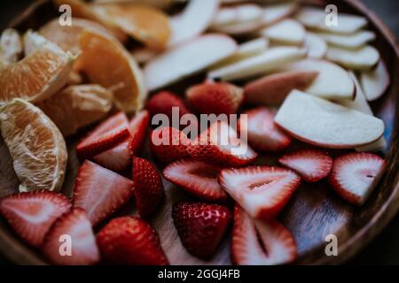 Nahaufnahme von frischem Obstteller für Salatbar Stockfoto