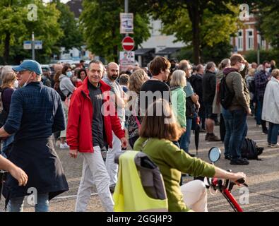 08/30/2021 der AfD-Kommunalpolitiker Gerhard Vierfuß besucht eine Wahlkampfveranstaltung der Linken in Oldenburg, bei der Sahra Wagenknecht und andere SpO Stockfoto