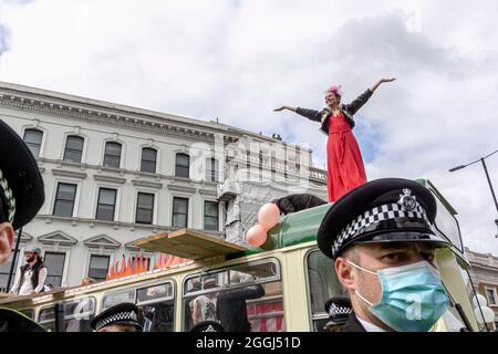 London, England. September 2021. Aktivisten der Extinction Rebellion und ihre angeschlossenen Gruppen begannen letzte Woche zwei Wochen lang in London mit Klimaprotesten, um „die Ursache der Klima- und Umweltkrise anzuvisieren“, und forderten die Regierung auf, alle Investitionen in neue fossile Brennstoffe sofort einzustellen. Stockfoto