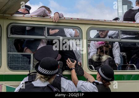London, England. September 2021. Aktivisten der Extinction Rebellion und ihre angeschlossenen Gruppen begannen letzte Woche zwei Wochen lang in London mit Klimaprotesten, um „die Ursache der Klima- und Umweltkrise anzuvisieren“, und forderten die Regierung auf, alle Investitionen in neue fossile Brennstoffe sofort einzustellen. Stockfoto