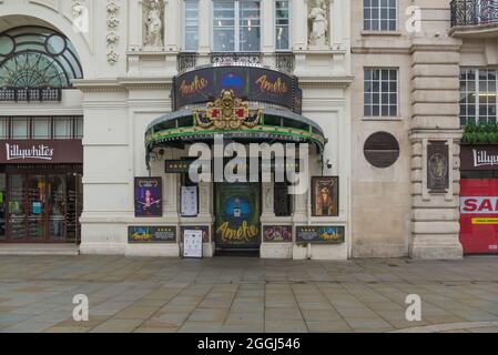 Frontfassade des Criterion Theaters am Piccadilly Circus, mit Werbung für die musikalische Produktion von Amelie. London, England, Großbritannien Stockfoto
