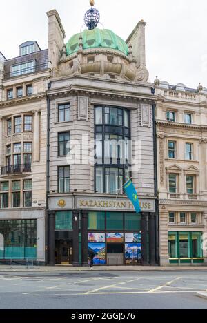 Frontfassade der Botschaft von Kasachstan in der Pall Mall, London, England, Großbritannien Stockfoto