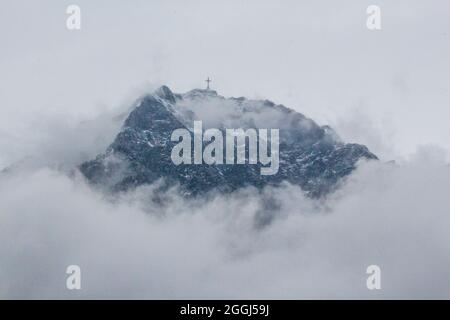 Karaiman-Gipfel vom Fuße der Karpaten in Bușteni, Rumänien. Stockfoto