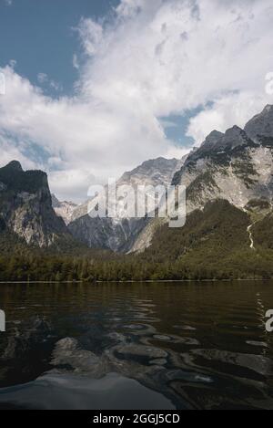 Berge und See im Vordergrund Stockfoto