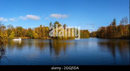 Oberer Teich und Anti-Circe-Insel im Sofievsky Arboretum oder Sofiyivsky Park in Uman, Ukraine, an einem sonnigen Herbsttag Stockfoto