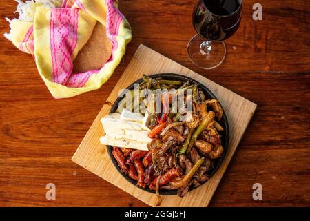 Authentischer mexikanischer Grill, verschiedene Schnitte geröstet Stockfoto