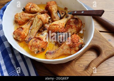 Gebratene Hähnchenschenkel mit Kräutern in der Pfanne Stockfoto
