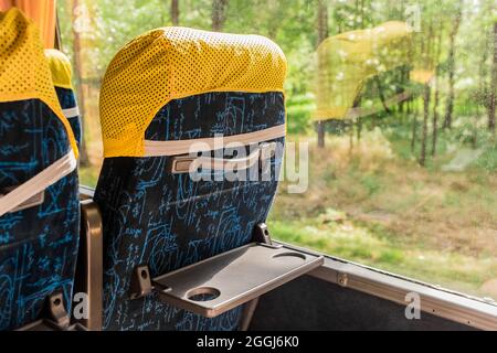 Rückenlehne mit Handgriff für den öffentlichen Nahverkehr. Stockfoto